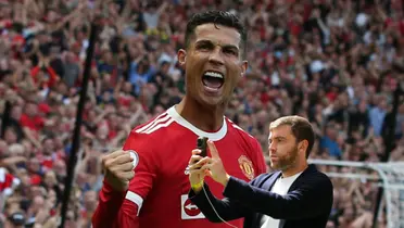 Cristiano Ronaldo celebrates a goal with Manchester United while Fabrizio Romano talks a picture with his phone. (Source: Getty Images)