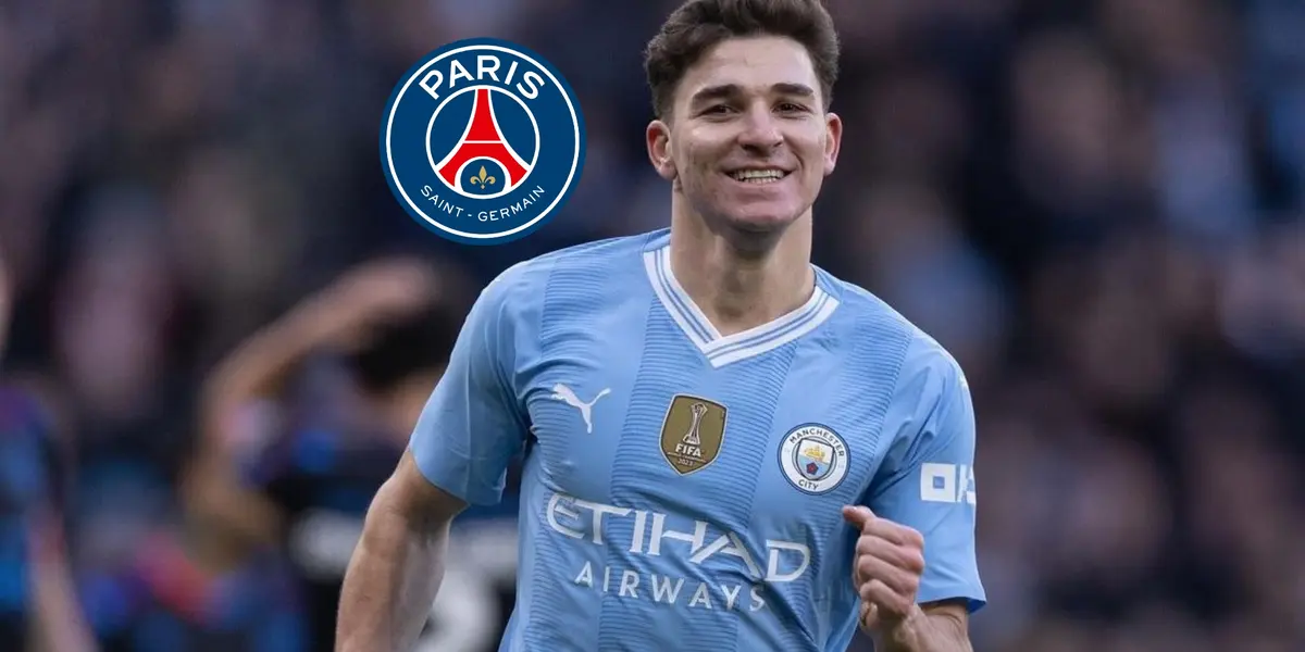 Julian Alvarez smiles while wearing the Manchester City jersey and the PSG badge is next to him. (Mega PSG X)
