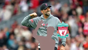 Jurgen Kloop is happy as the Liverpool manager while a mystery player is next to the Liverpool badge. (Source: PA Wire)