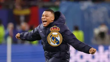 Kylian Mbappé smiles as he wears the France jacket and the Real Madrid badge is in the middle. (Source: KM10 Zone X)