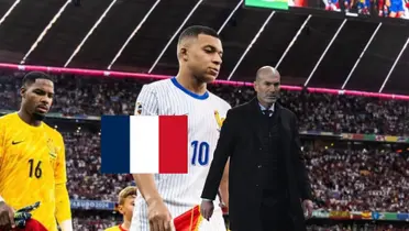 Kylian Mbappé walks on the pitch with the white France jersey while the French flag is next to Zinedine Zidane. (Source: KM 10 Zone X) 